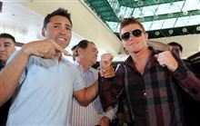 オスカー・デラホーヤがサウル・アルバレスにビッグマッチの実現を約束!!