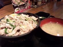 今日のディナーその２は、「伝説のすた丼」塩すた丼 700円