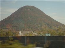 ☆　讃岐富士が紅葉で良い色に染まっております・・・・。