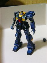 黒いガンダム、胸と左腕の装甲
