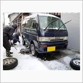 吹雪の中でタイヤ交換