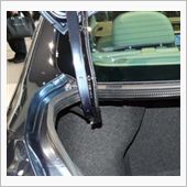 新型車のトランクヒンジ