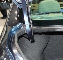 新型車のトランクヒンジ