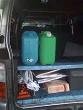 キャラバンの荷室が灯油だらけ(T_T) キャラバンの荷室が灯油だらけ(T_T)