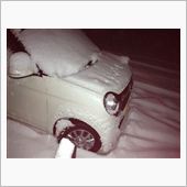 新車は雪の中