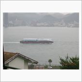 海を行く新幹線