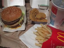 今日のディナーは、「マクドナルド」メガマックセット740円＋チキンマックナゲット190円
