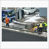 冷える曇り空の下歩道工事～