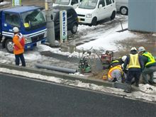 冷える曇り空の下歩道工事～