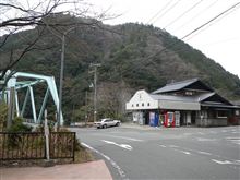 強風さぶい、モモで考える。 