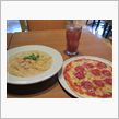 今日のランチは、「ラ・パウザ」海老と明太子のクリームソースセット大盛＆ピザ
