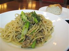 今日のランチは、「アントワープポート」あさりと青のリのスパゲッティー 980円