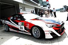 ガゾーレーシング　トヨタ86　は派手でも　かっこいいですね！！