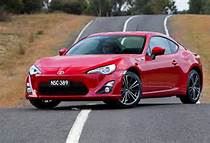 トヨタ８６は　　いつみても　やっぱ車高が低いは!!