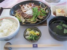 今日のランチは、「オールドオーチャードゴルフクラブ」牛ローススタミナ陶板焼き