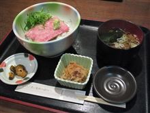 今日のランチは、「三間堂」ねぎとろ丼御膳 850円