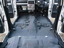 柔軟剤ソフターを車内でこぼしました（泣）　床カーペット貼替えです！