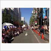 大通りは人が行き交うのも大変 ...
