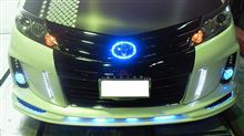 今日の　車　弄り　フロント　オーナーメントＴＯＹＯＴＡ　マークに　ＬＥＤ　ＢＬＵＥ　テープしこみました