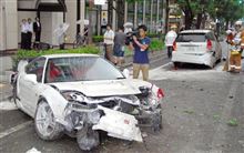 小糠雨降る御堂筋 ＮＳＸがスリップし大破