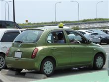 黄色回転灯で頑張るマーチ