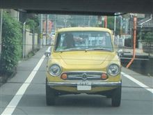 振り返れば奴がいる…