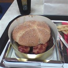 これが、例の1000円バーガーですと!?