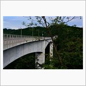 橋の下から。