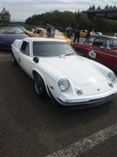 サーキットに集まった車達　１