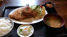 かつ。