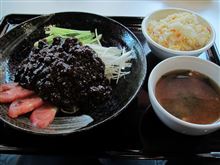 今日のランチは、「京華茶楼」ジャージャー麺
