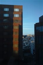 朝暑い　都会のビル街　山想う