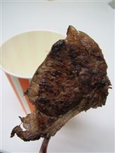 今日のランチその１は、サカス広場「LAMB CHOP BAR」ラムチョップ 350円