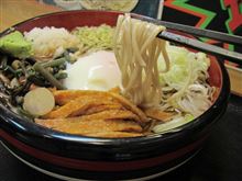 今日のランチは、鴬谷「本陣」温たまむじなそば500円＋大盛&#215;２＝特盛