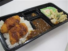 今日のランチは、「カレーショップ トップス」のお弁当