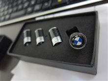 カーボン調BMWマーク　タイヤバルブ