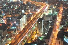 高速道路を走る車の光。