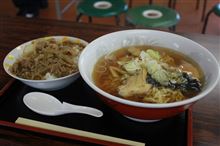 今日のランチは、エビスサーキット内「南サロン」醤油ラーメン840円ミニ牛丼210円
