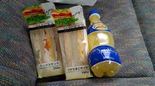 ※昼食ではない！…サークルKにてオランジーナとサンドイッチをジムニーの車内で間食中…