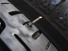 釘刺さる