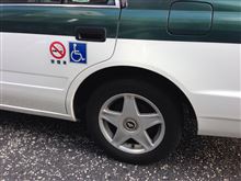 タクシーが履いていたタイヤが古過ぎ