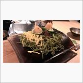 建設現場で生コンを型枠の隅々 ...