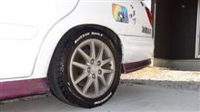 タイヤのロゴを白く塗って、