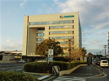 夕日を浴びるマツダ本社ビル・・・