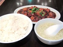 今日のランチは、「ドラゴンデリ」四川麻婆豆腐780円 定食セット＋200円