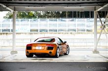 アウディ　R8　　　サーキット場が　似合いますね!!