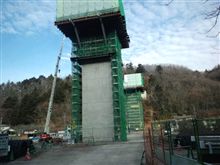 中部横断道路建設現場、荷卸し
