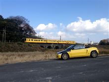 黄色い電車と黄色いクルマ…