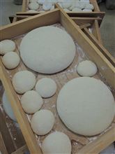 お餅をつく人、食べる人