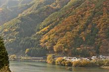 川の縁を通る 川の縁を通る